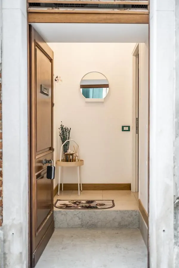 Accessible Groundfloor Near Station - Ca Rezzonico Apartment Venice Italy