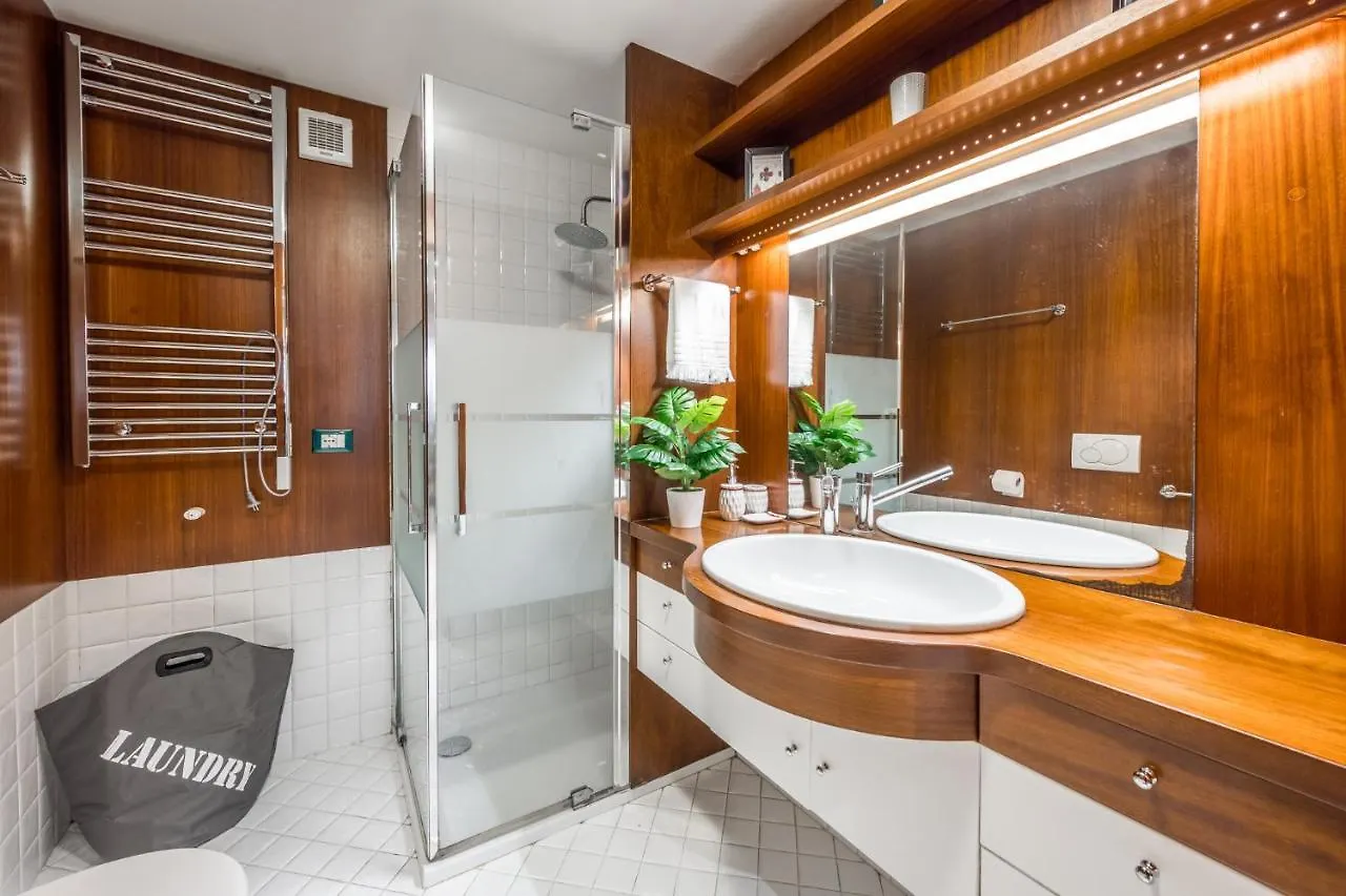 Accessible Groundfloor Near Station - Ca Rezzonico Apartment Venice 0*,  Italy