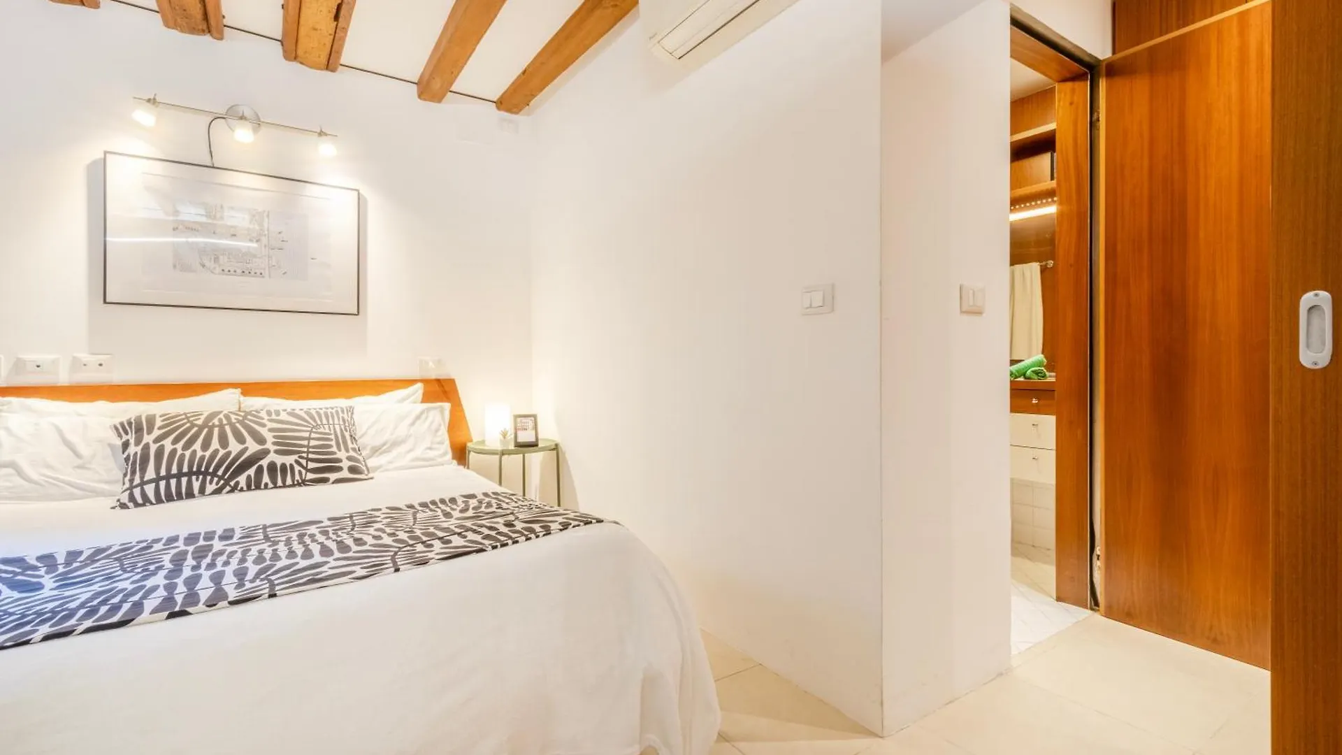 Accessible Groundfloor Near Station - Ca Rezzonico Apartment Venice 0*,  Italy
